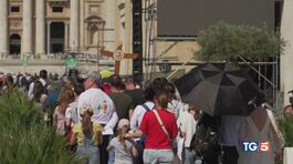 Il dolore dei fedeli in Piazza San Pietro thumbnail