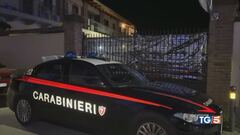 Uccide i vicini e si toglie la vita