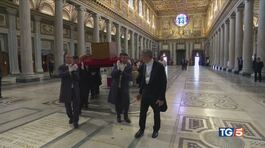 Papa Francesco, l'ingresso del feretro a Santa Maria Maggiore thumbnail