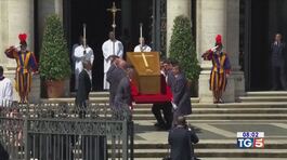 L'ultimo abbraccio a Papa Francesco thumbnail