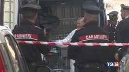 Lancia la figlia dal balcone, bimba muore thumbnail