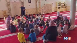 Bimbi asilo in moschea polemiche sulla gita thumbnail