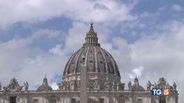 I fedeli a San Pietro, attesa per la fumata thumbnail