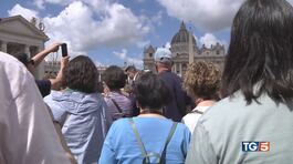 Occhi sul comignolo Piazza piena di fedeli thumbnail