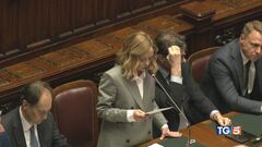 Meloni: "Con noi stabilità". È scontro in aula