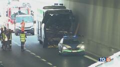 Scuolabus contro tir muore maestra, feriti