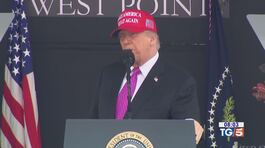 Trump difende i dazi e saluta i cadetti thumbnail