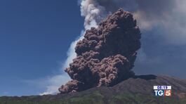 Il terribile spettacolo dell'Etna in eruzione thumbnail