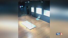 Danneggiano la sedia Van Gogh e scappano thumbnail