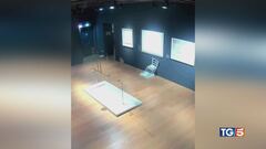 Danneggiano la sedia Van Gogh e scappano