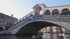 Ci mancavano solo i comitati No Bezos