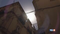 Caldo africano e roghi. Al nord piogge e vento