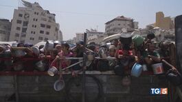Pausa tattica, a Gaza primi camion di aiuti thumbnail