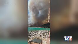 Fiamme in spiaggia, 200 in salvo via mare thumbnail