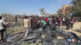 Gaza, piovono gli aiuti pressing per una tregua thumbnail