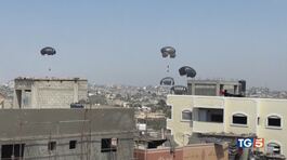 Tonnellate di aiuti dall'Europa su Gaza thumbnail