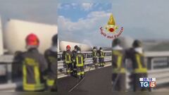 Cisterna in fiamme, autostrada bloccata