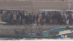 Barcone si ribalta. Strage di migranti