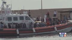 Barcone si ribalta, strage di migranti