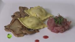 Ravioli ripieni ai porcini serviti con una tartare di tonno