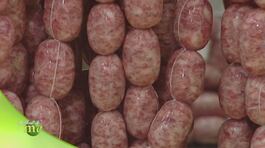 La lavorazione delle salsicce e del salame thumbnail