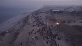 Gaza, la marcia degli sfollati thumbnail