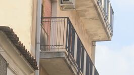 Lancia dal balcone figlia di 7 mesi thumbnail