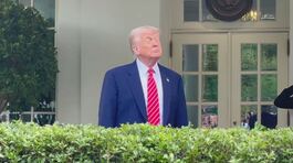 Il saluto di Trump al Papa americano thumbnail
