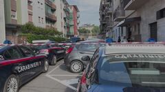 Uccisa in casa, assassino in fuga