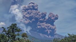 L'Etna erutta, nube alta chilometri thumbnail