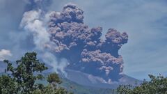 L'Etna erutta, nube alta chilometri