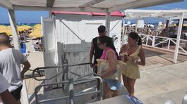 È scontro sui tornelli in spiaggia thumbnail