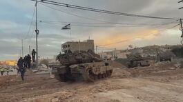 Israele, carri armati a Gaza City thumbnail