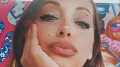 Uccisa in casa, il compagno in fuga