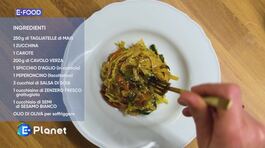 Tagliatelle di mais con verdure saltate e salsa di soia thumbnail