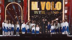 Piero Barone e il coro della Piccola Accademia di Musica "San Bernardino" in "Funiculì funiculà" Piero Barone e il coro della Piccola Accademia di Musica "San Bernardino" in "Funiculì funiculà"