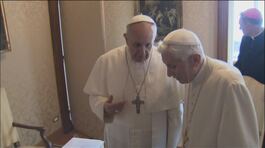 L'addio a Papa Francesco: l'incontro tra Bergoglio e Ratzinger thumbnail