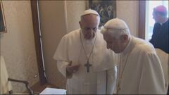 L'addio a Papa Francesco: l'incontro tra Bergoglio e Ratzinger
