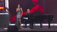 Gigi D'Alessio e Elodie in "Ciclone" e "Guagliunge'" Gigi D'Alessio e Elodie in "Ciclone" e "Guagliunge'"
