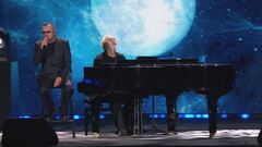 Gigi D'Alessio in "Ti voglio bene ancora" e "Spiegami che re"