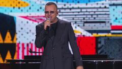 Gigi D'Alessio in "Fotomodelle un po' povere" e "Sotto le lenzuola" Gigi D'Alessio in "Fotomodelle un po' povere" e "Sotto le lenzuola"