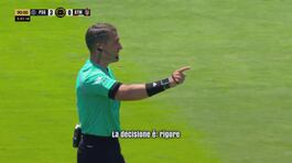 Rigore per il PSG: l'arbitro Kovacs spiega il motivo agli spettatori thumbnail