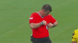 L'arbitro vuole ammonire il giocatore del Borussia, ma… perde i cartellini thumbnail
