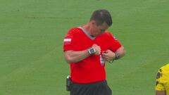 L'arbitro vuole ammonire il giocatore del Borussia, ma… perde i cartellini