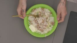 Le coppie preparano un gustoso pranzo thumbnail