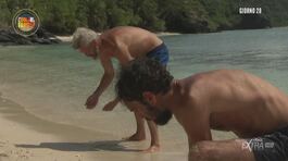 Dino Giarrusso e Omar Fantini catturano dei pesci thumbnail