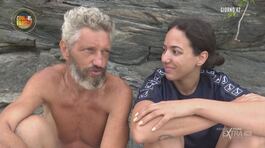 Chiacchiere in riva al mare tra Omar Fantini e la sua compagna Zahra thumbnail
