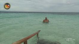 Un rilassante bagno in mare per i Naufraghi thumbnail