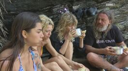 I Naufraghi di Montecristo ricevono il rancio quotidiano thumbnail