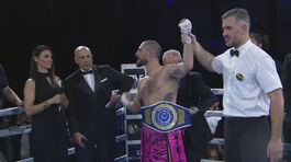 Morello alza la cintura del campione italiano di pesi medi thumbnail